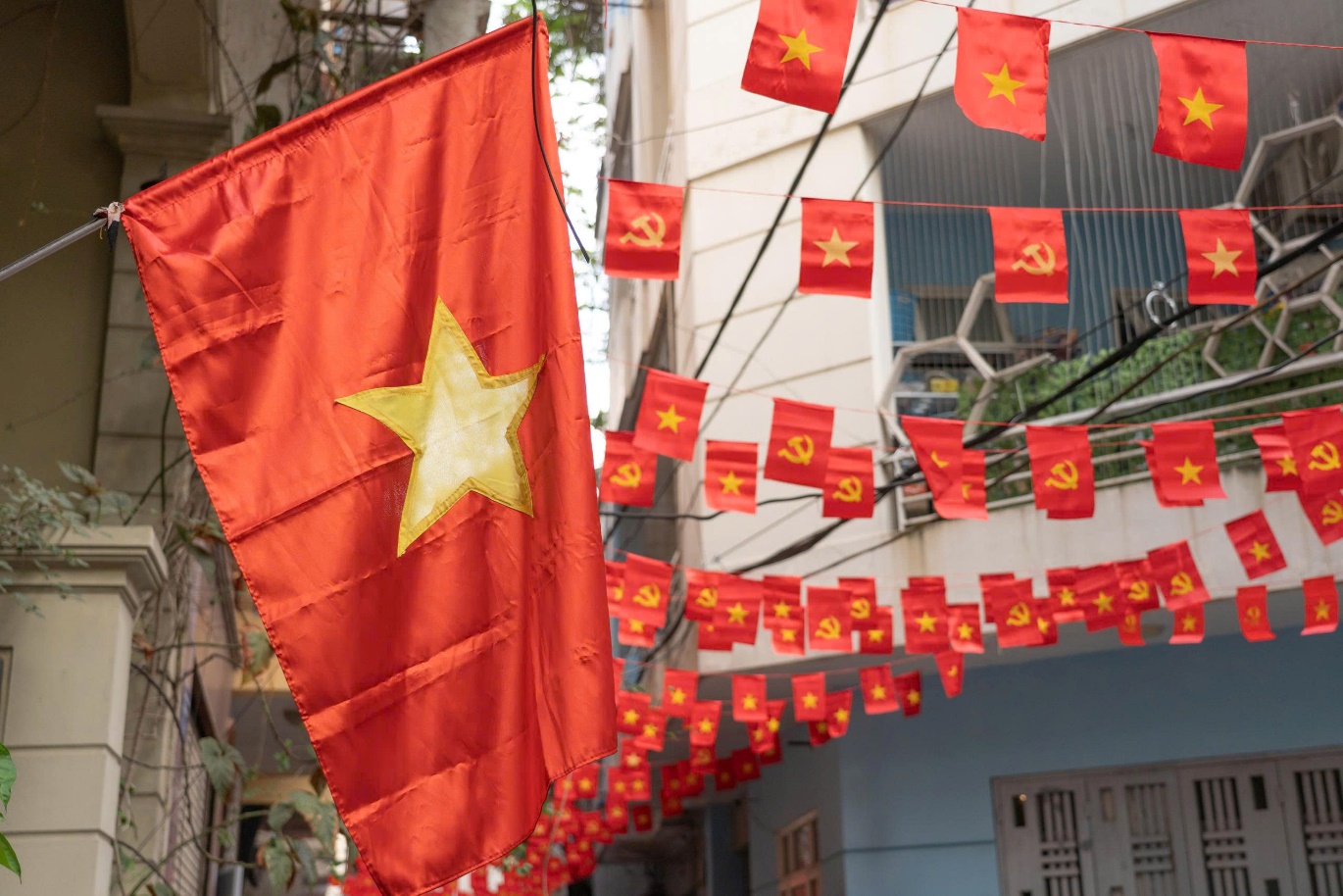 Tổ 8 phường Yên Hòa trang trí tuyên truyền chào mừng các ngày lễ, sự kiện trọng đại của Thủ đô và đất nước- Ảnh 1.