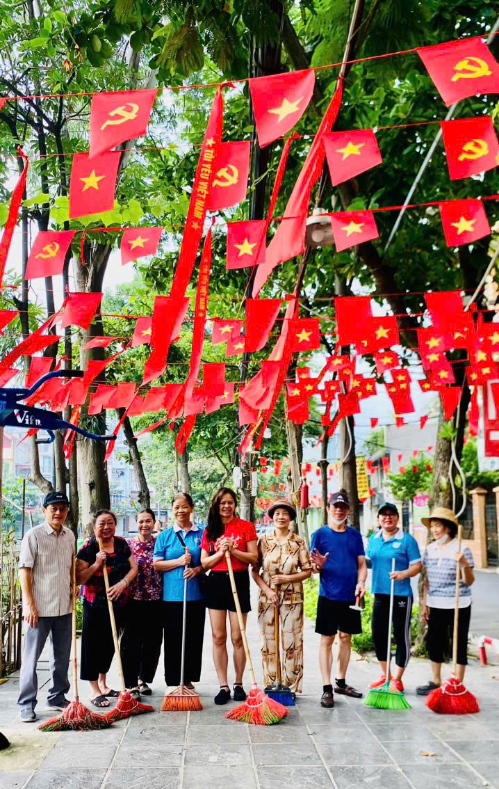 Phường Yên Hoà: Tiếp tục ra quân tổng vệ sinh môi trường vào sáng Thứ 7 hàng tuần- Ảnh 9. Phường Yên Hoà: Tiếp tục ra quân tổng vệ sinh môi trường vào sáng Thứ 7 hàng tuần- Ảnh 9.
