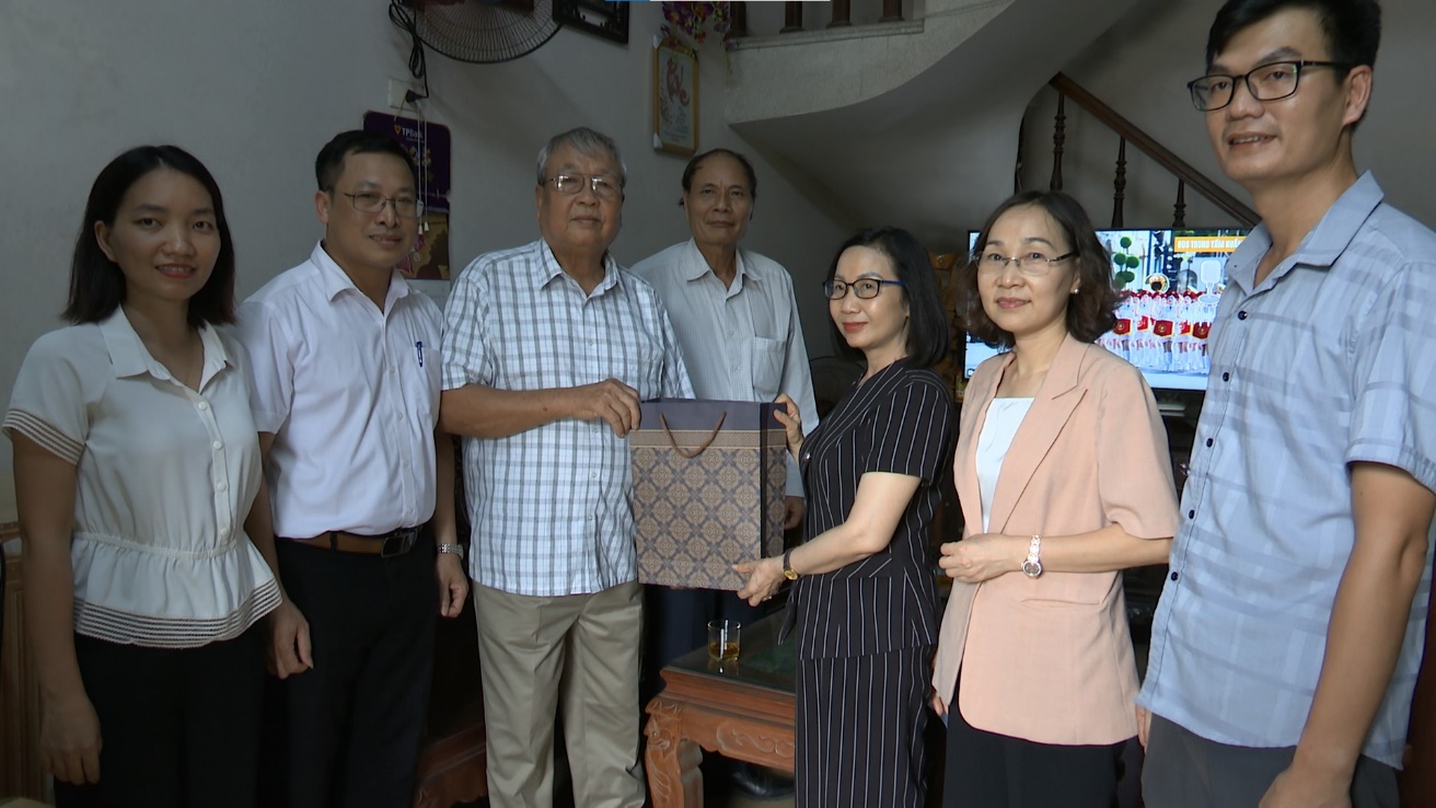 Lãnh đạo xã Đan Phượng thăm, tặng quà Người có công với cách mạng nhân dịp Kỷ niệm 80 năm Quốc khánh mùng 2/9- Ảnh 2.