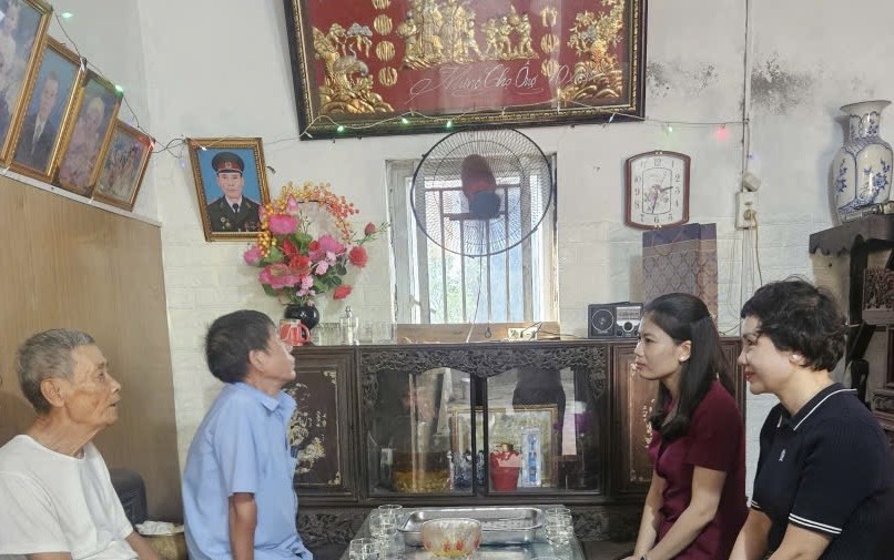 Lãnh đạo xã Đan Phượng thăm, tặng quà Người có công với cách mạng nhân dịp Kỷ niệm 80 năm Quốc khánh mùng 2/9- Ảnh 4.