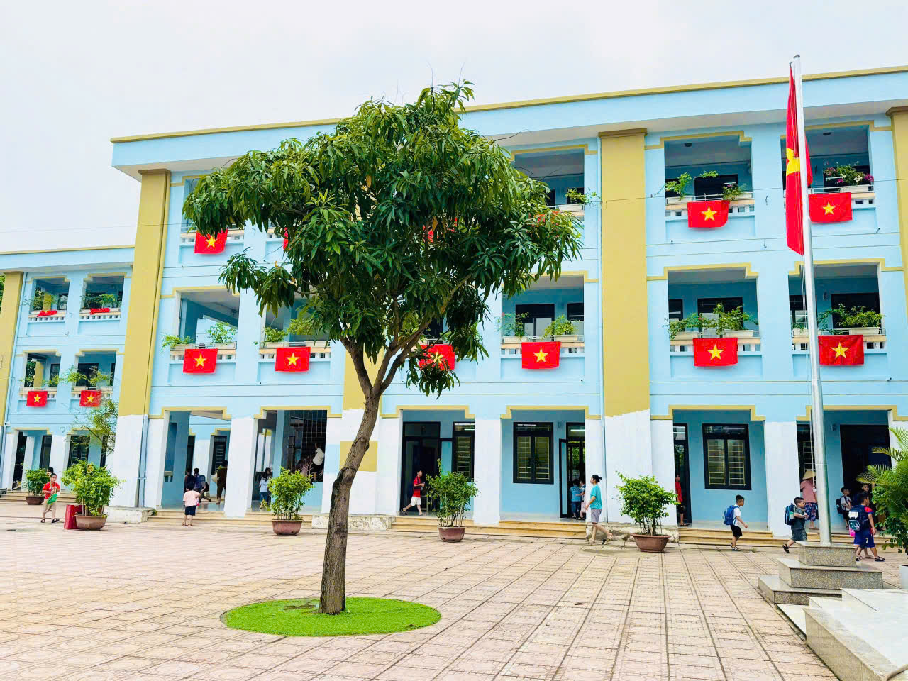 “Tự hào Việt Nam–Vững bước tương lai” Dấu ấn kỷ niệm 80 năm Cách mạng Tháng Tám và Quốc khánh 2/9 tại trường Tiểu học Minh Khai B- Ảnh 1.