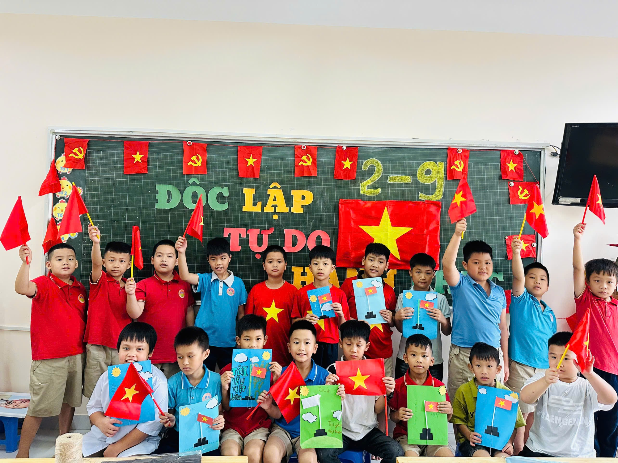 “Tự hào Việt Nam–Vững bước tương lai” Dấu ấn kỷ niệm 80 năm Cách mạng Tháng Tám và Quốc khánh 2/9 tại trường Tiểu học Minh Khai B- Ảnh 2.