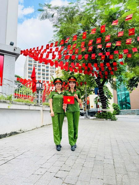 Hình ảnh người chiến sỹ Công an làm nhiệm vụ bảo vệ đêm hợp luyện sự kiện A80- Ảnh 9.