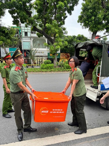 Hình ảnh người chiến sỹ Công an làm nhiệm vụ bảo vệ đêm hợp luyện sự kiện A80- Ảnh 6.