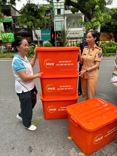 Hình ảnh người chiến sỹ Công an làm nhiệm vụ bảo vệ đêm hợp luyện sự kiện A80- Ảnh 5.