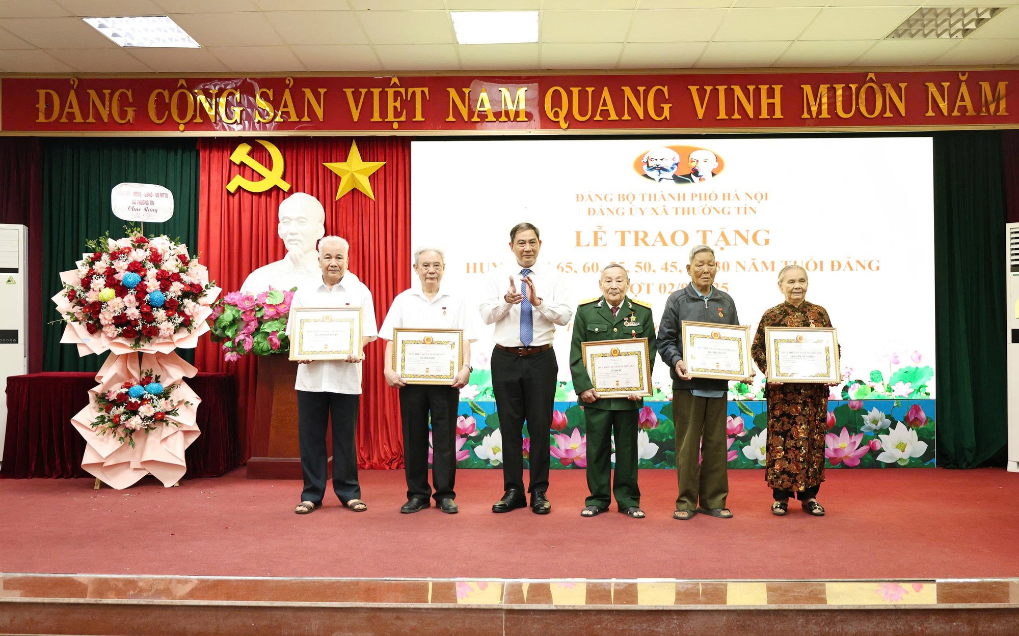 51 đảng viên Đảng bộ xã Thường Tín được trao tặng Huy hiệu Đảng đợt 2/9