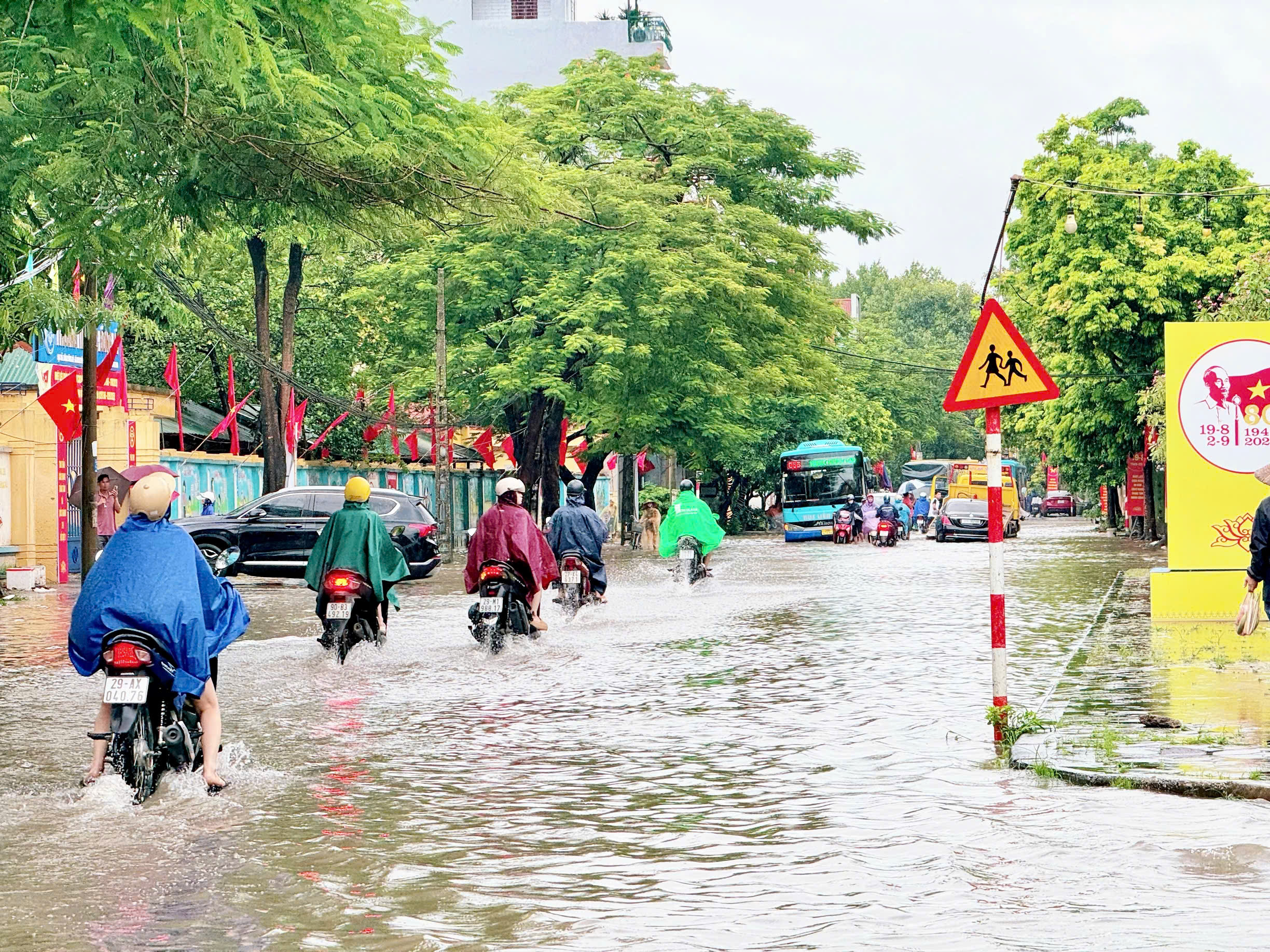 Mưa trắng trời do ảnh hưởng của bão số 5 gây ngập úng một số tuyến đường, khu dân cư xã Nam Phù