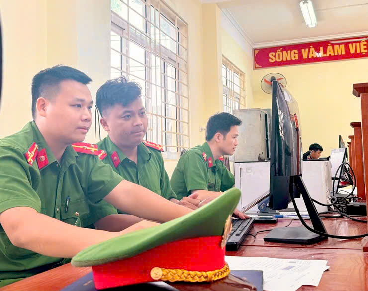 Công an xã Nam Phù góp sức vì một xã hội số toàn diện, vì một chính quyền kiến tạo và phục vụ.- Ảnh 2.