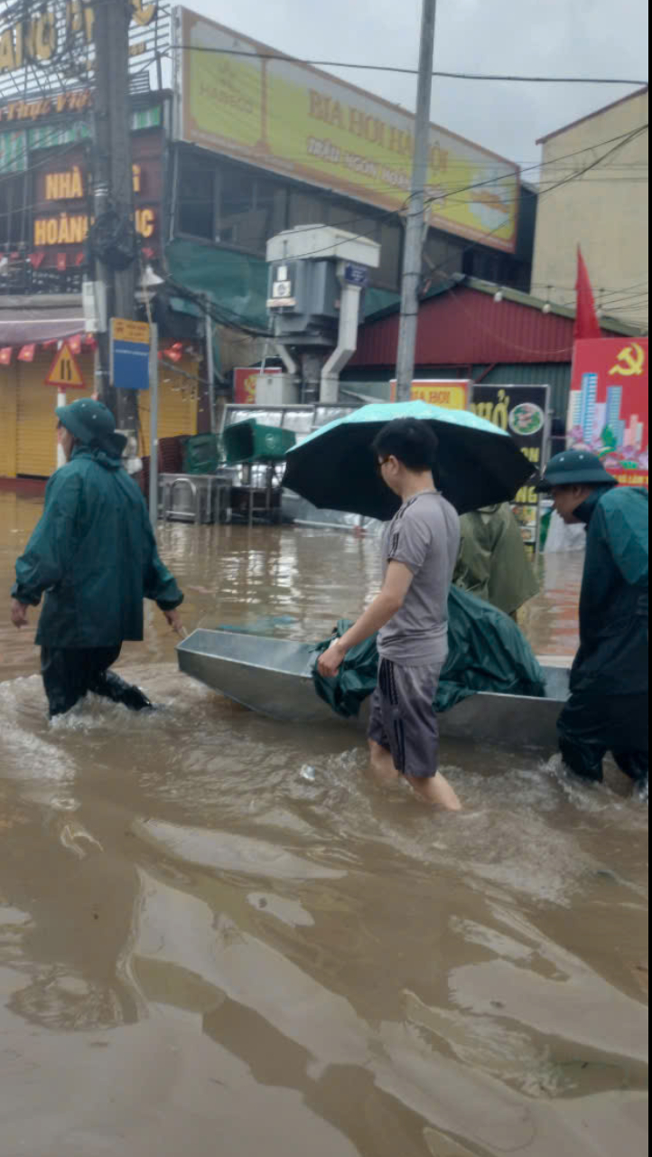 Các lực lượng phường Tây Mỗ khẩn trương hỗ trợ nhân dân ứng phó ngập úng và phân luồng giao thông- Ảnh 6.