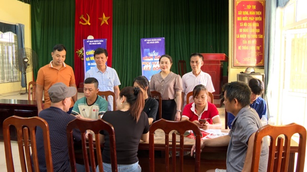 Đồng chí Nguyễn Huy Hoàng-Phó Bí thư Đảng uỷ, Chủ tịch UBND xã thăm & kiểm tra các điểm “Bình dân học vụ số” lưu động trên địa bàn xã- Ảnh 2.