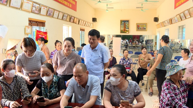 Đồng chí Nguyễn Huy Hoàng-Phó Bí thư Đảng uỷ, Chủ tịch UBND xã thăm & kiểm tra các điểm “Bình dân học vụ số” lưu động trên địa bàn xã- Ảnh 1.