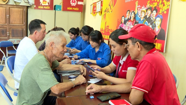 Đồng chí Nguyễn Huy Hoàng-Phó Bí thư Đảng uỷ, Chủ tịch UBND xã thăm & kiểm tra các điểm “Bình dân học vụ số” lưu động trên địa bàn xã- Ảnh 7.