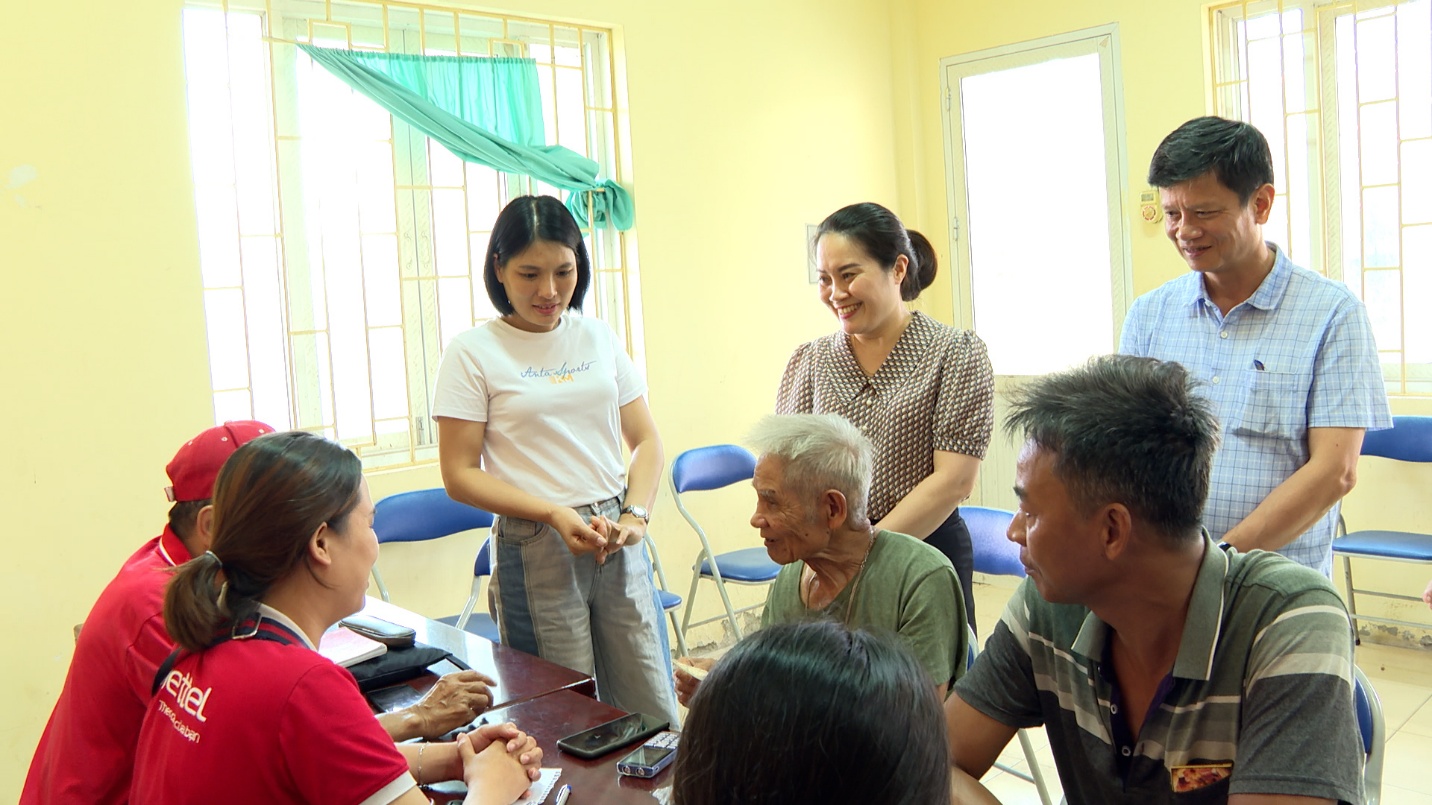 Đồng chí Nguyễn Huy Hoàng-Phó Bí thư Đảng uỷ, Chủ tịch UBND xã thăm & kiểm tra các điểm “Bình dân học vụ số” lưu động trên địa bàn xã- Ảnh 3.
