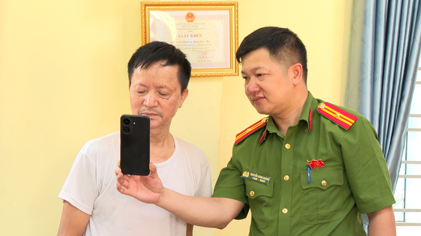 Đồng chí Nguyễn Huy Hoàng-Phó Bí thư Đảng uỷ, Chủ tịch UBND xã thăm & kiểm tra các điểm “Bình dân học vụ số” lưu động trên địa bàn xã- Ảnh 4.