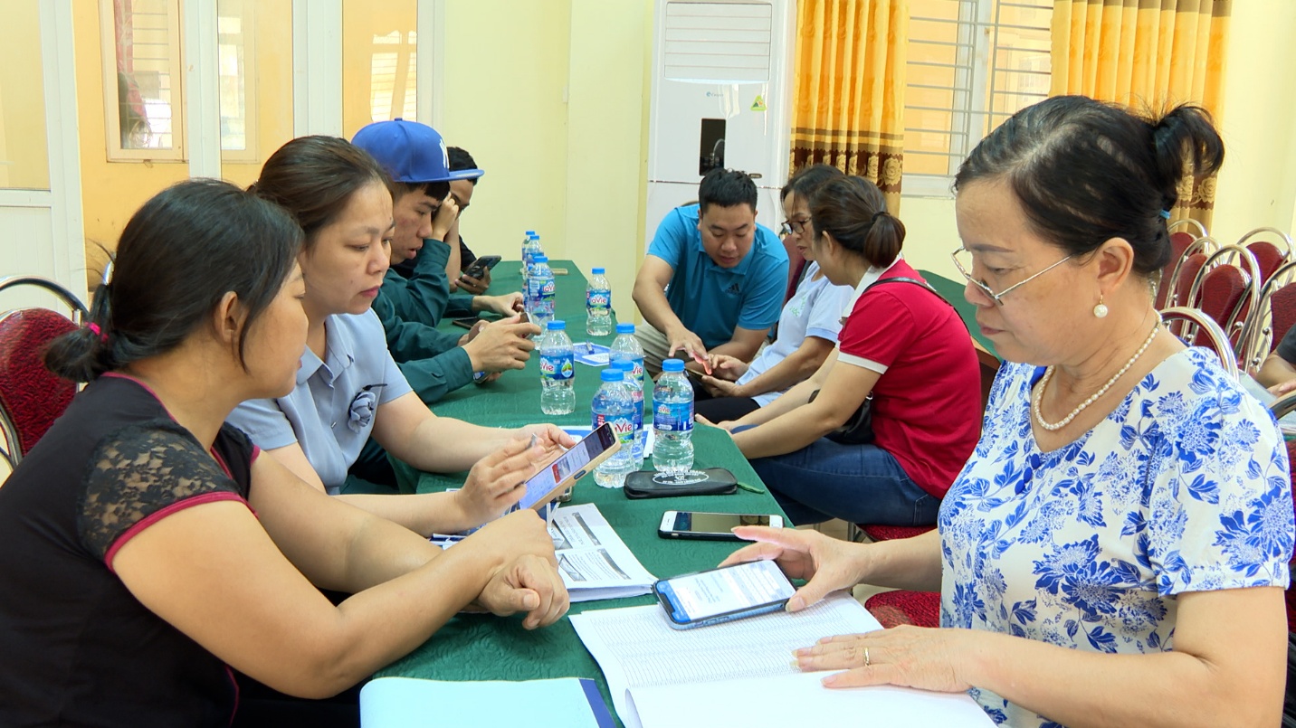 Đồng chí Nguyễn Huy Hoàng-Phó Bí thư Đảng uỷ, Chủ tịch UBND xã thăm & kiểm tra các điểm “Bình dân học vụ số” lưu động trên địa bàn xã- Ảnh 6.