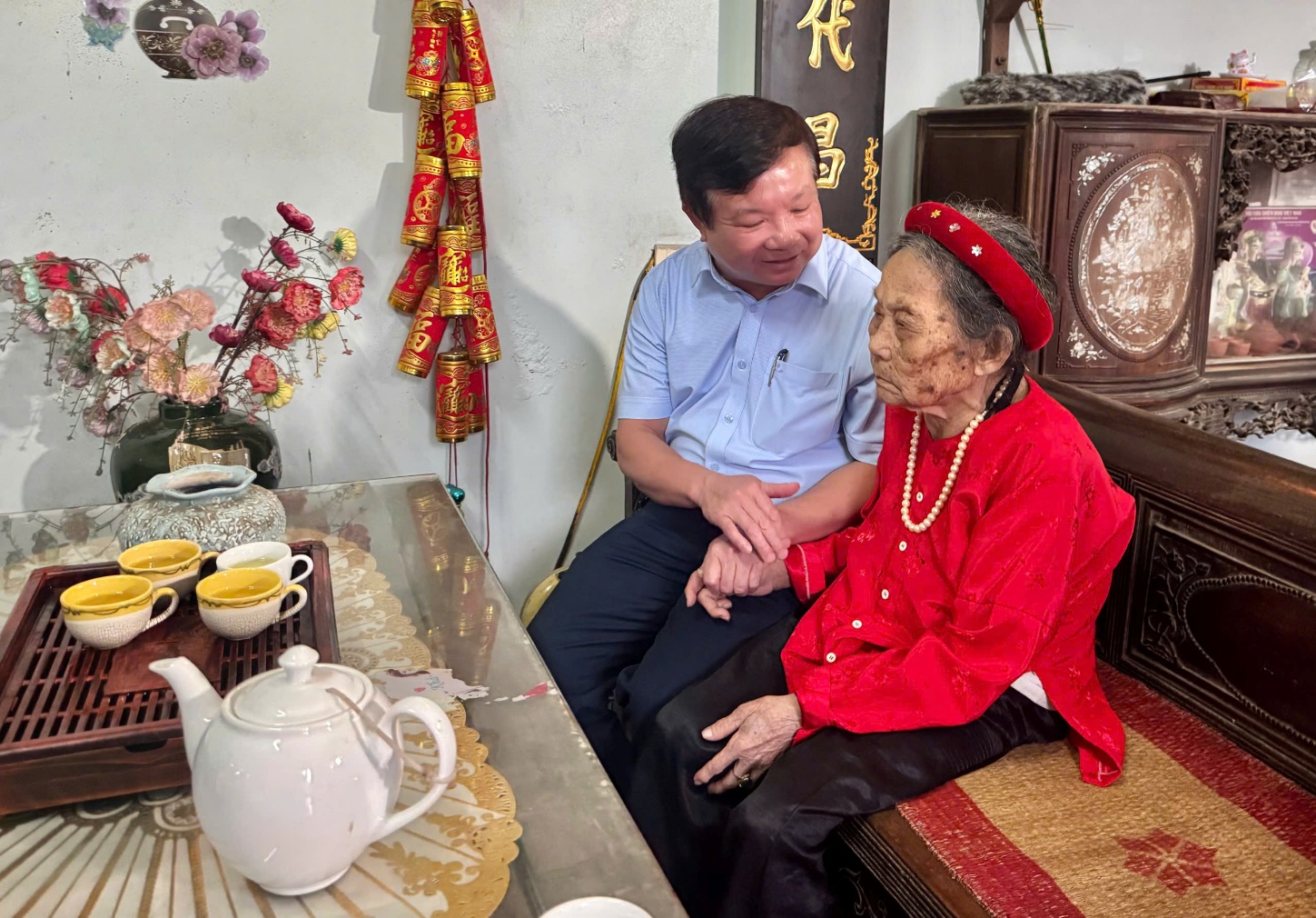Đồng chí Trần Văn Nghĩa – Phó Bí thư Thường trực Đảng uỷ xã tặng quà người có công tiêu biểu nhân dịp Kỷ niệm 80 năm Quốc khánh nước Cộng hoà xã hội chủ nghĩa Việt Nam- Ảnh 1.