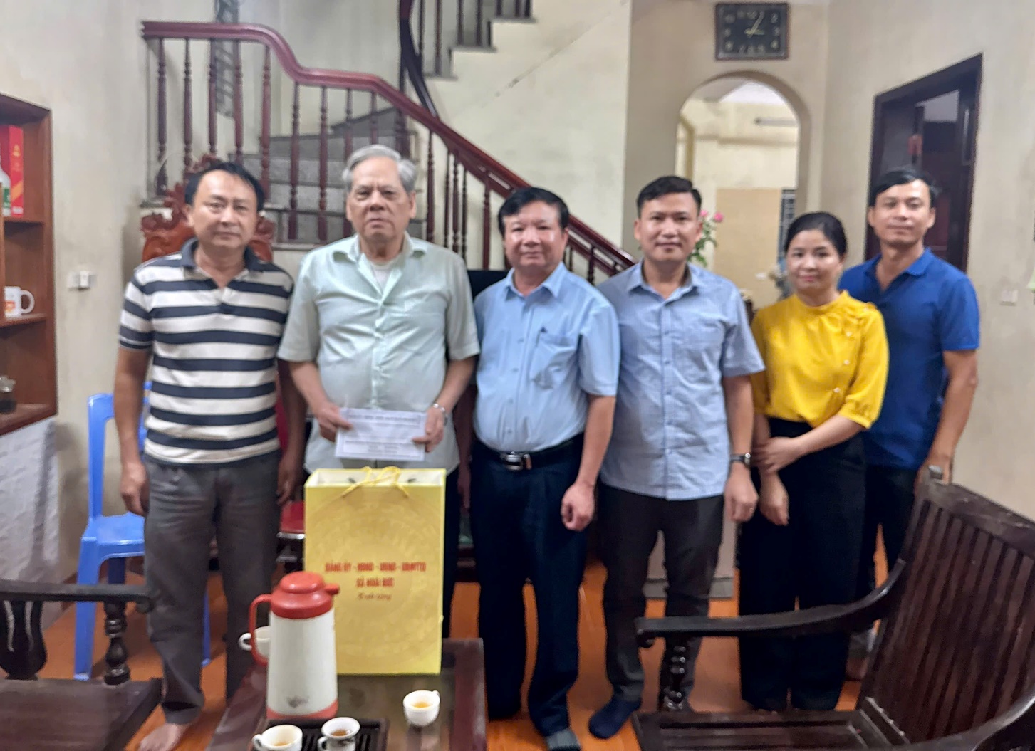Đồng chí Trần Văn Nghĩa – Phó Bí thư Thường trực Đảng uỷ xã tặng quà người có công tiêu biểu nhân dịp Kỷ niệm 80 năm Quốc khánh nước Cộng hoà xã hội chủ nghĩa Việt Nam- Ảnh 2.