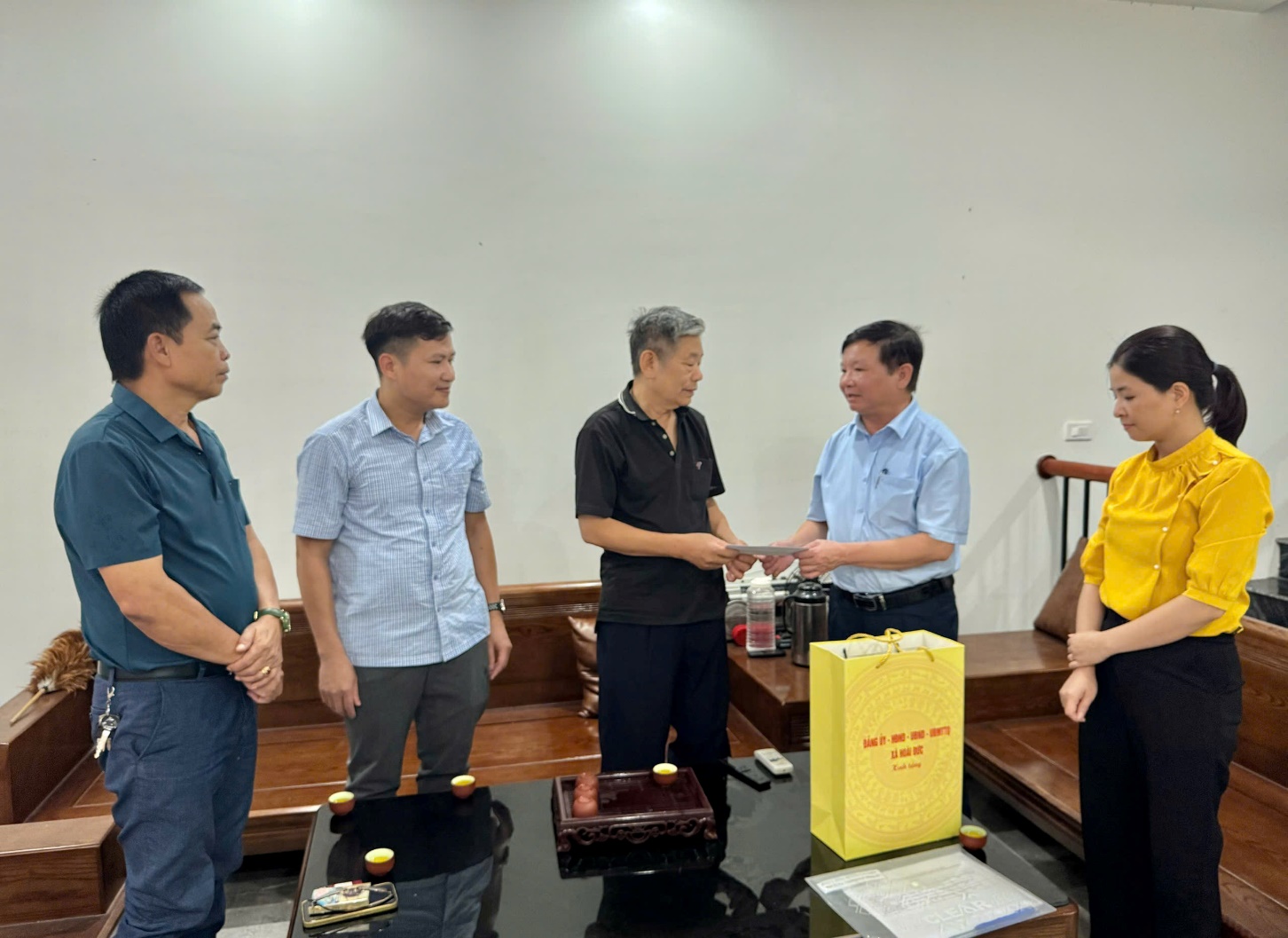 Đồng chí Trần Văn Nghĩa – Phó Bí thư Thường trực Đảng uỷ xã tặng quà người có công tiêu biểu nhân dịp Kỷ niệm 80 năm Quốc khánh nước Cộng hoà xã hội chủ nghĩa Việt Nam- Ảnh 3.