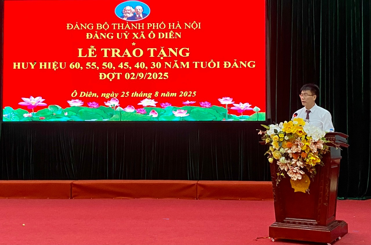 60 đảng viên Đảng bộ xã Ô Diên được trao tặng huy hiệu Đảng đợt 2/9- Ảnh 1.