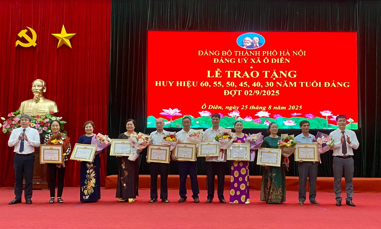 60 đảng viên Đảng bộ xã Ô Diên được trao tặng huy hiệu Đảng đợt 2/9- Ảnh 2.