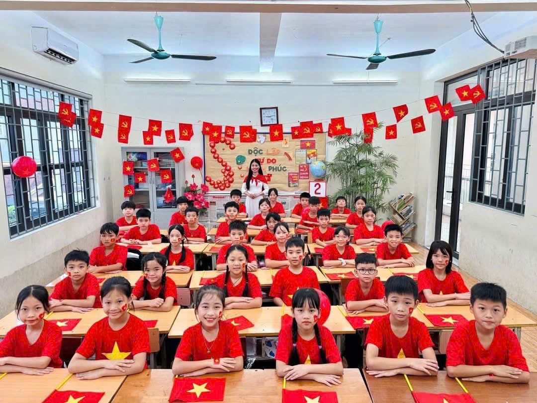 A group of children in a classroom  Description automatically generated