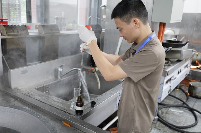CDC Hà Nội kiểm tra công tác vệ sinh môi trường, chất lượng nước tại các khách sạn phục vụ Lễ kỷ niệm 80 năm Cách mạng Tháng Tám và Quốc khánh 2/9- Ảnh 2.