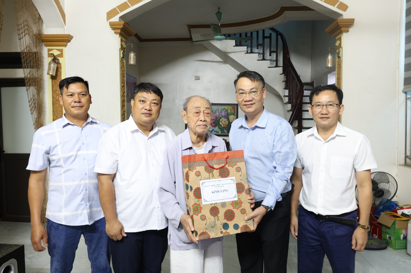 Lãnh đạo xã Mê Linh thăm, tặng quà các đối tượng chính sách, người có công dịp Quốc khánh 2/9- Ảnh 2.
