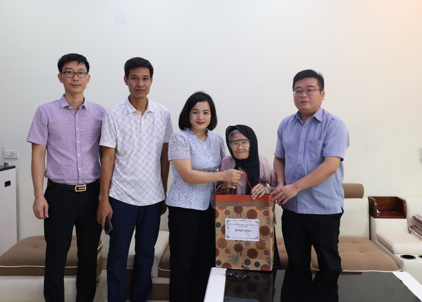 Lãnh đạo xã Mê Linh thăm, tặng quà các đối tượng chính sách, người có công dịp Quốc khánh 2/9- Ảnh 3.