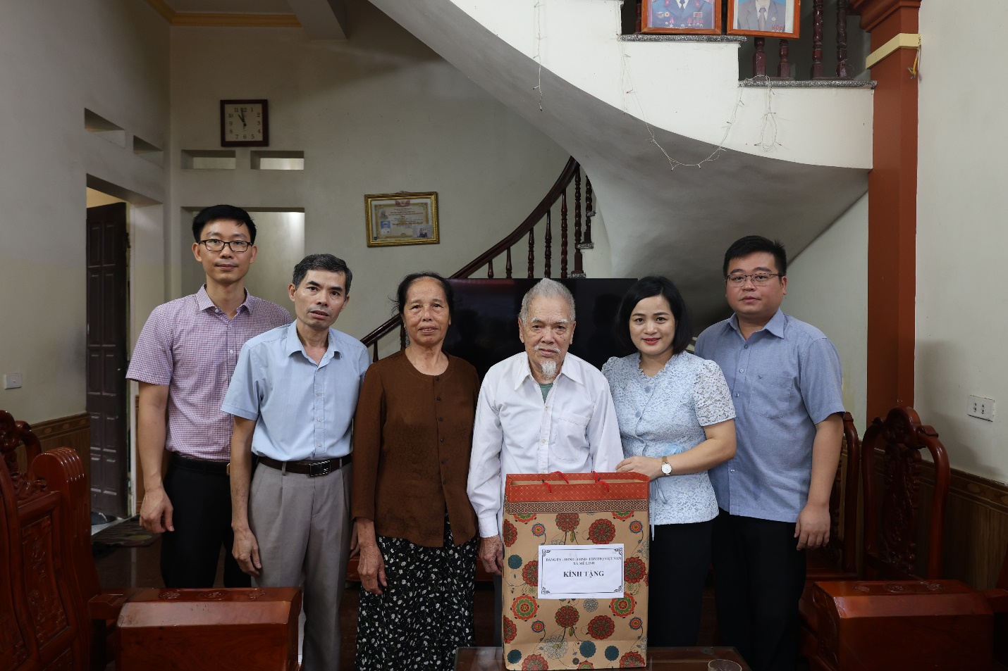 Lãnh đạo xã Mê Linh thăm, tặng quà các đối tượng chính sách, người có công dịp Quốc khánh 2/9- Ảnh 4.