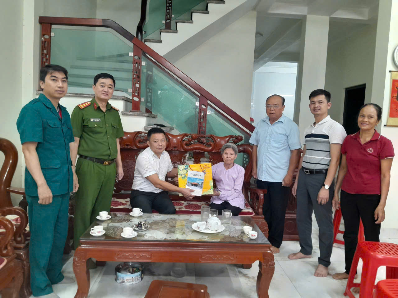Lãnh đạo xã Mê Linh thăm, tặng quà các đối tượng chính sách, người có công dịp Quốc khánh 2/9- Ảnh 7.