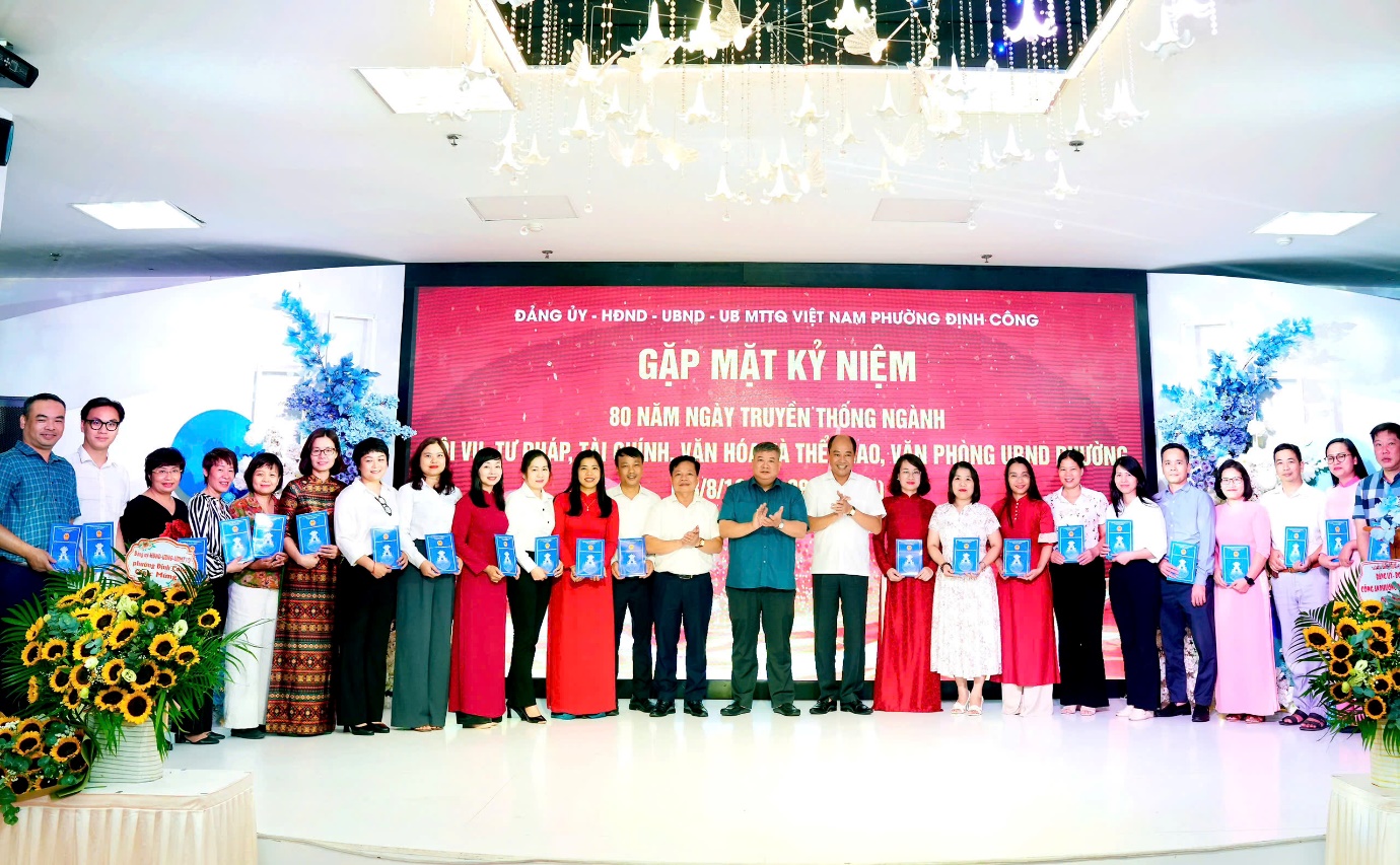 PHƯỜNG ĐỊNH CÔNG TỔ CHỨC GẶP MẶT KỶ NIỆM 80 NĂM NGÀY TRUYỀN THỐNG NGÀNH NỘI VỤ, TƯ PHÁP, TÀI CHÍNH,VĂN HÓA VÀ THỂ THAO, VĂN PHÒNG UBND PHƯỜNG (28/8/1945 - 28/8/2025)- Ảnh 3.