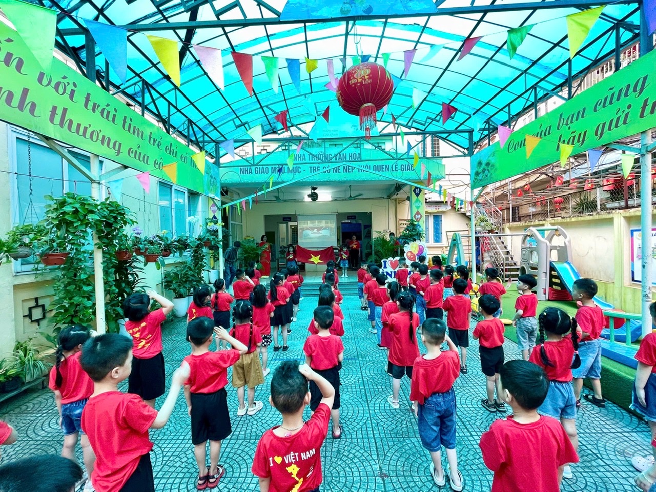 TRƯỜNG MẦM NON BÌNH MINH: CÁC HOẠT ĐỘNG CHÀO MỪNG 80 NĂM NGÀY CÁCH MẠNG THÁNG TÁM  VÀ QUỐC KHÁNH 2/9  - Ảnh 1.