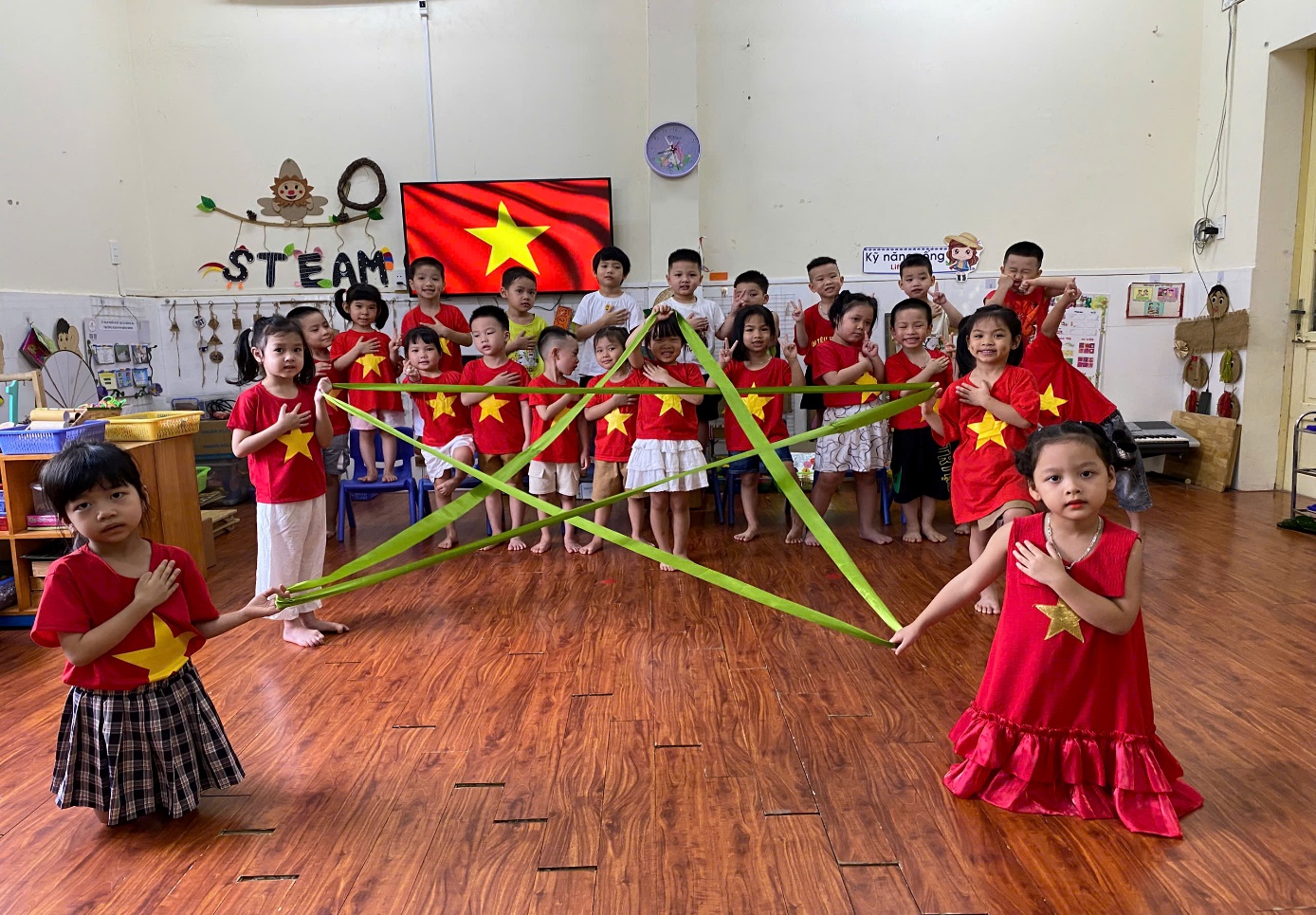 TRƯỜNG MẦM NON BÌNH MINH: CÁC HOẠT ĐỘNG CHÀO MỪNG 80 NĂM NGÀY CÁCH MẠNG THÁNG TÁM  VÀ QUỐC KHÁNH 2/9  - Ảnh 2.
