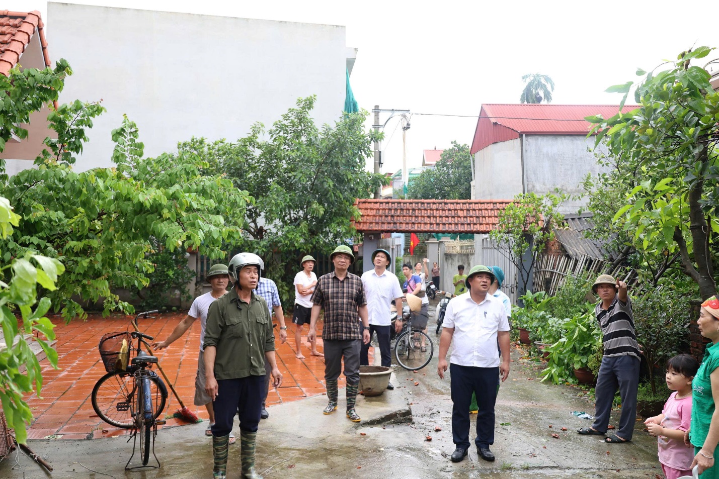 Đồng chí Bí Thư Đảng ủy xã kiểm tra công tác phòng, chống, khắc phục hậu quả cơn bão số 5- Ảnh 3.