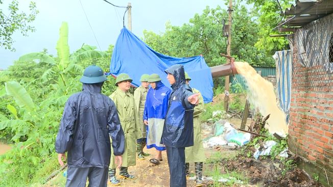 Các đồng chí Lãnh đạo UBND xã kiểm tra các điểm xung yếu, chủ động phòng chống bão số 5- Ảnh 2.