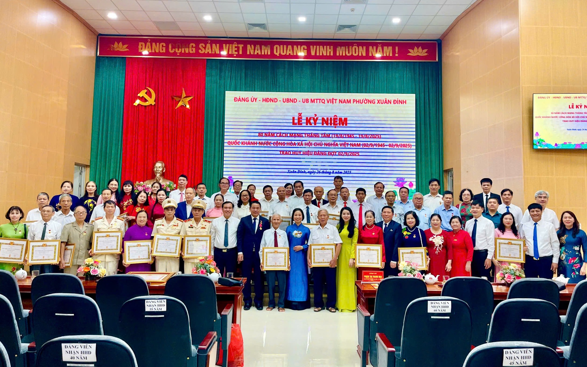 92 đảng viên phường Xuân Đỉnh vinh dự nhận Huy hiệu Đảng dịp Quốc khánh 2/9