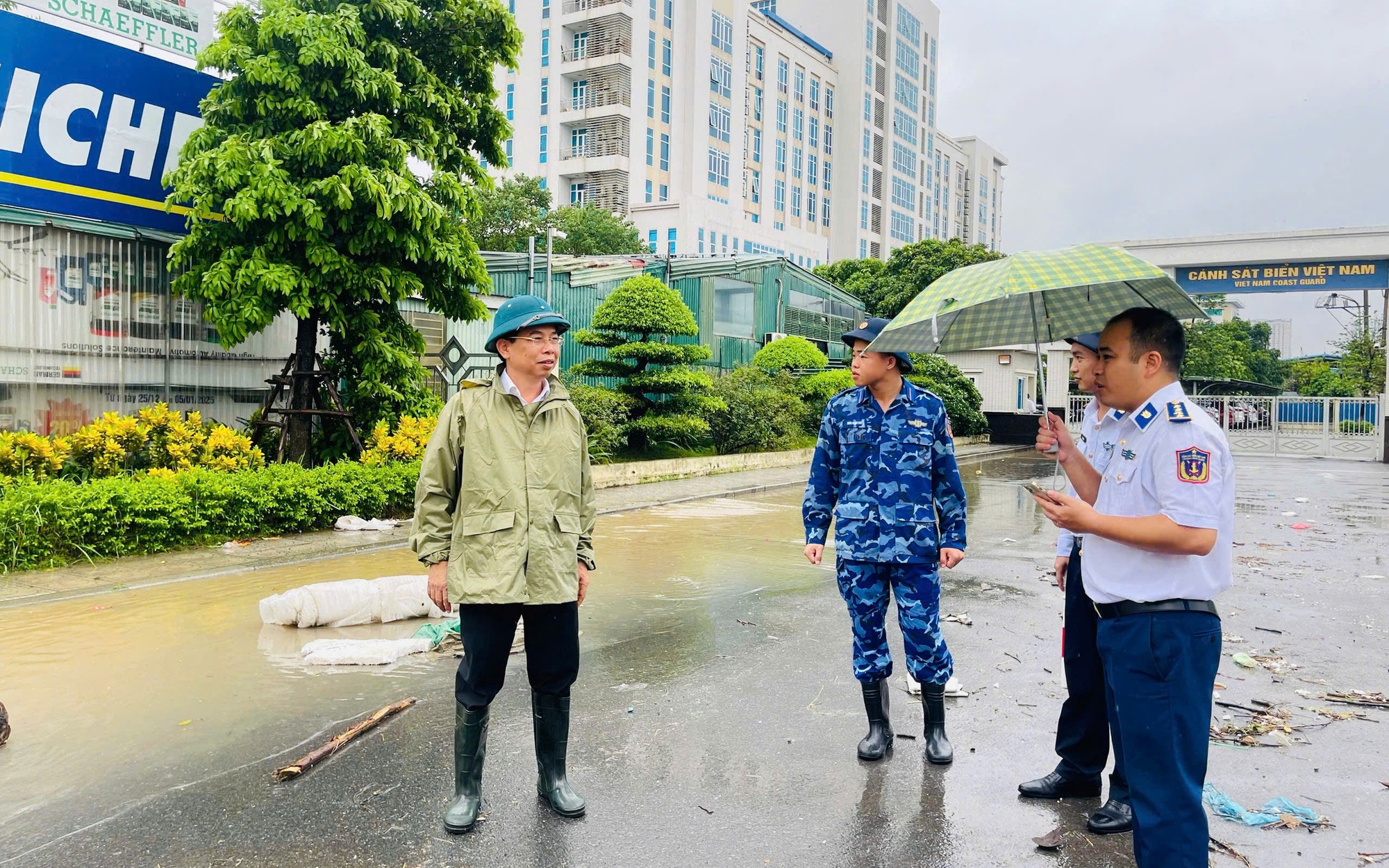 Đồng chí Bí Thư Đảng uỷ phường Xuân Phương kiểm tra thực tế công tác phòng chống Úng lụt tại một số điểm trên địa bàn
