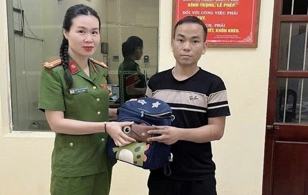 CÔNG AN PHƯỜNG LÁNG TRAO TRẢ TÀI SẢN NGƯỜI DÂN BỎ QUÊN TRÊN XE TAXI- Ảnh 1.