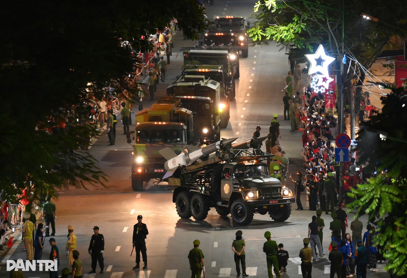 Trọn bộ cẩm nang hướng dẫn chi tiết để nhân dân có buổi đi xem Sơ duyệt diễu binh tối 27/8 thành công nhất- Ảnh 2.