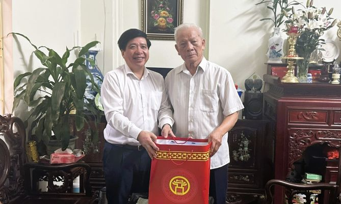 Đồng chí Nguyễn Hữu Tuyên - Bí thư Đảng ủy, Chủ tịch HĐND phường Tây Tựu thăm tặng quà người có công trên địa bàn- Ảnh 1.