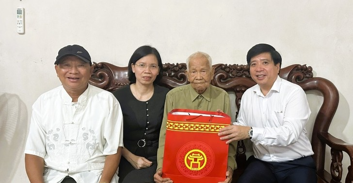 Đồng chí Nguyễn Hữu Tuyên - Bí thư Đảng ủy, Chủ tịch HĐND phường Tây Tựu thăm tặng quà người có công trên địa bàn- Ảnh 2.