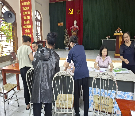Phòng giao dịch Ngân hàng Chính sách xã hội Thanh Oai tổ chức đối chiếu, phân loại nợ tại xã Dân Hòa:- Ảnh 2.