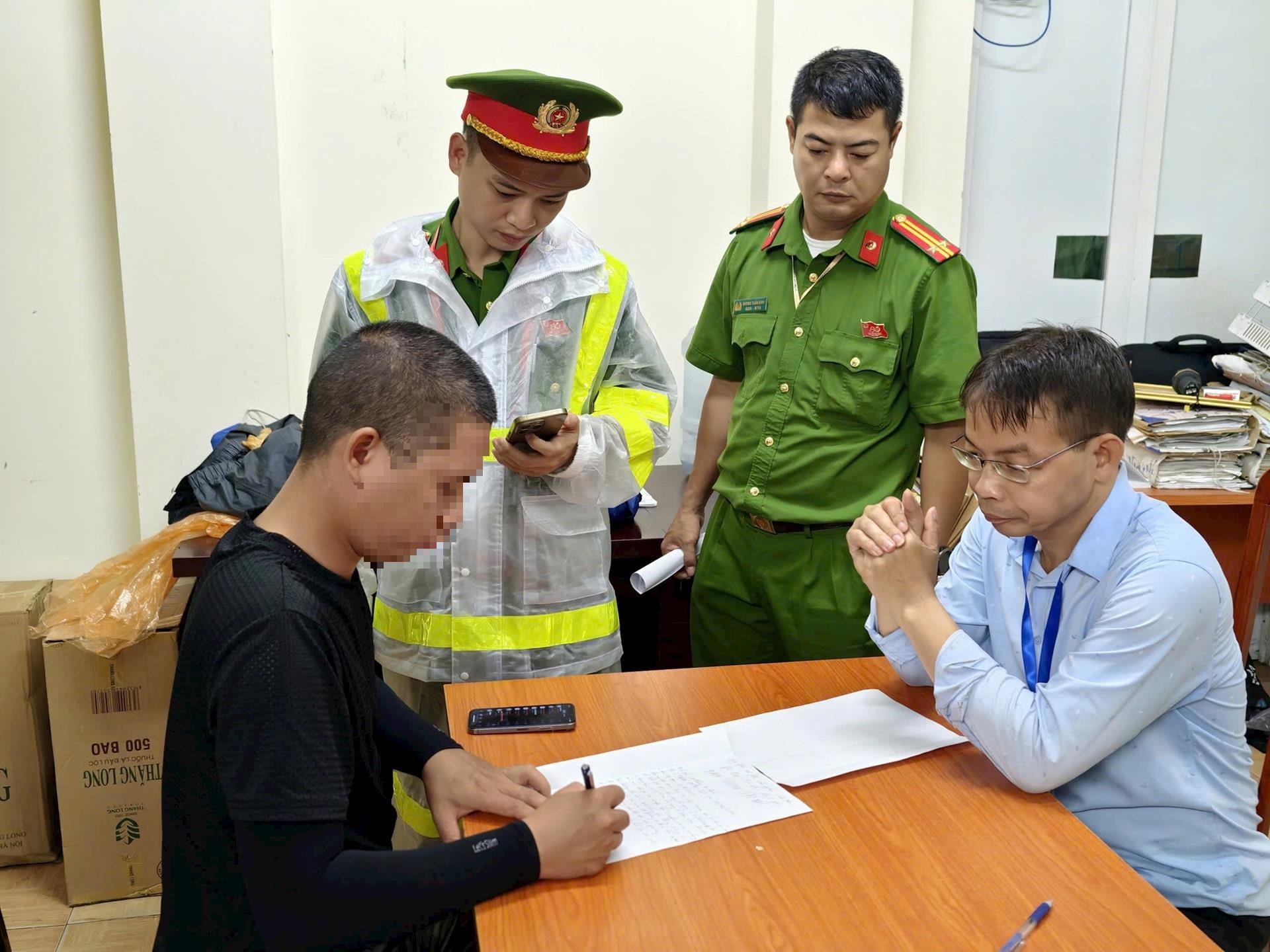 Xử phạt bãi trông xe tự phát gần Quảng trường Ba Đình trước giờ sơ duyệt A80- Ảnh 1.