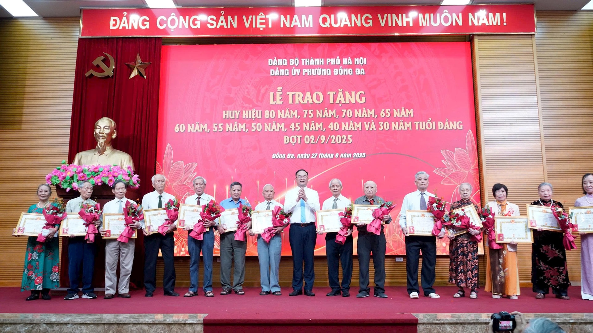 Phường Đống Đa có 190 đảng viên vinh dự nhận Huy hiệu Đảng- Ảnh 4.