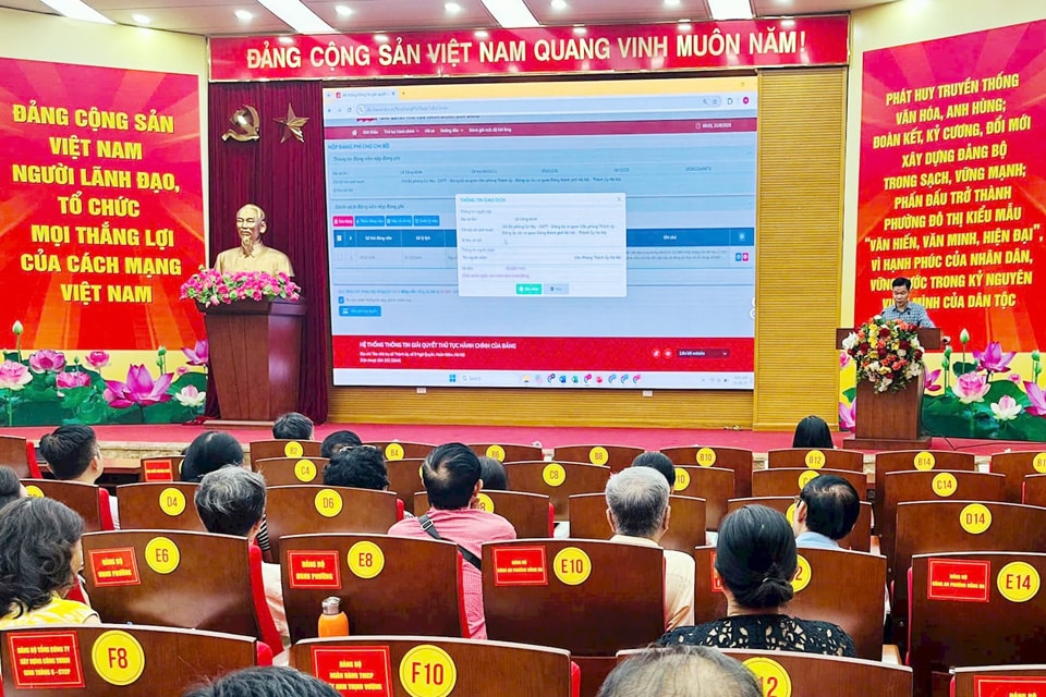 Phường Đống Đa tập huấn một số thủ tục hành chính công của Đảng- Ảnh 1.