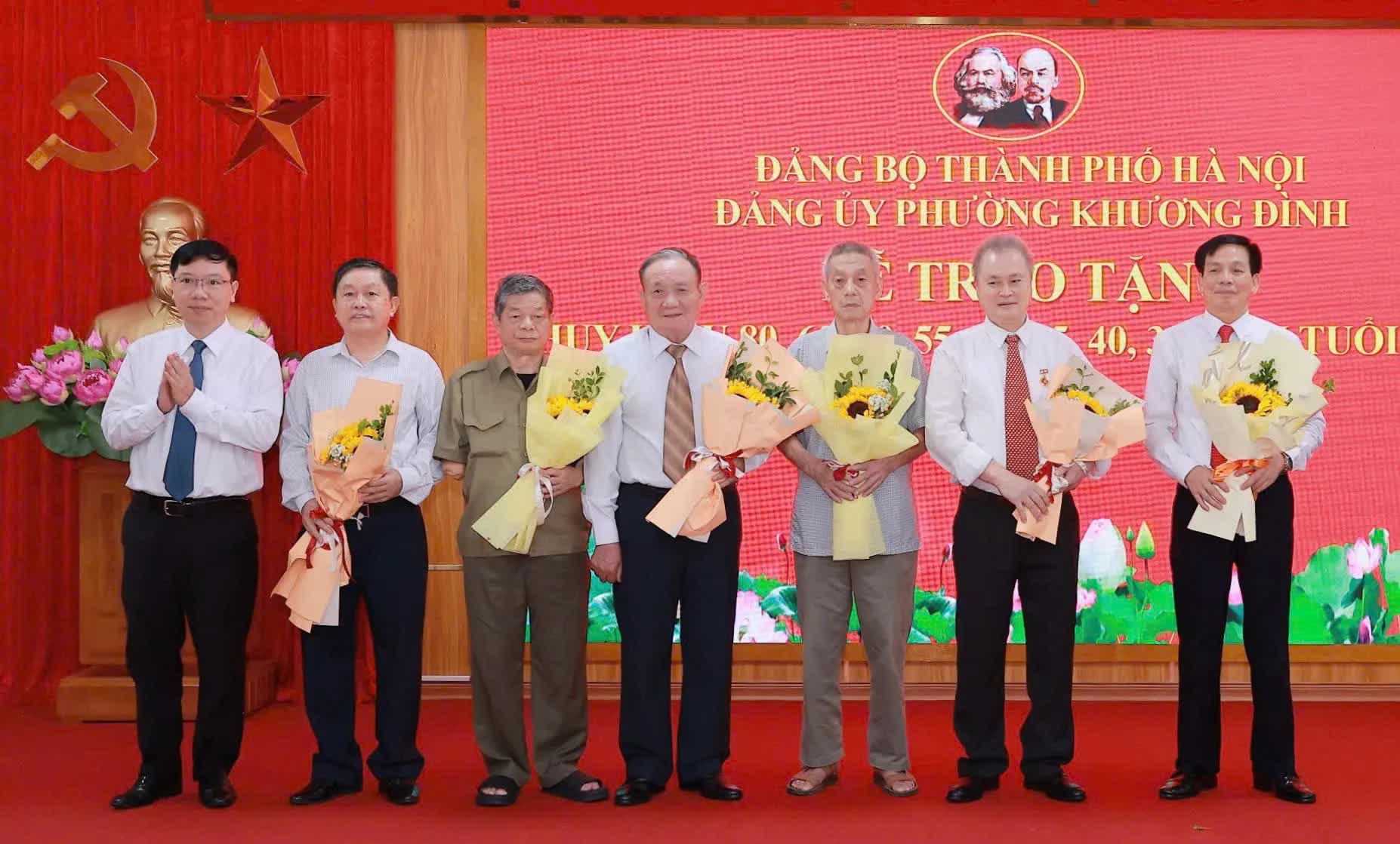 Đảng bộ phường Khương Đình: 188 đảng viên được tặng, truy tặng Huy hiệu Đảng- Ảnh 2.