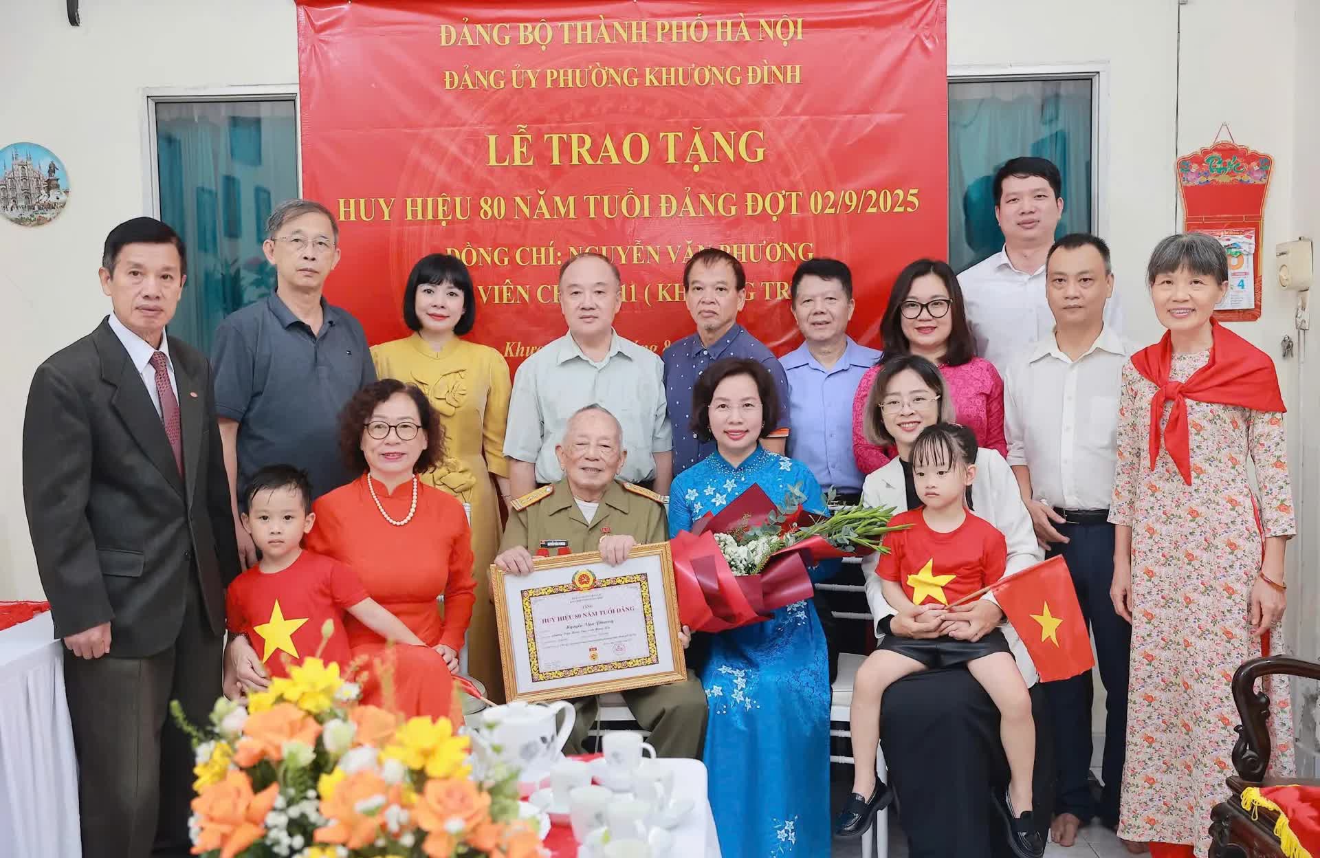 Đảng bộ phường Khương Đình: 188 đảng viên được tặng, truy tặng Huy hiệu Đảng- Ảnh 6.