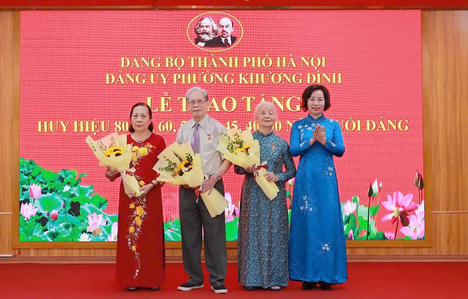 Đảng bộ phường Khương Đình: 188 đảng viên được tặng, truy tặng Huy hiệu Đảng- Ảnh 1.