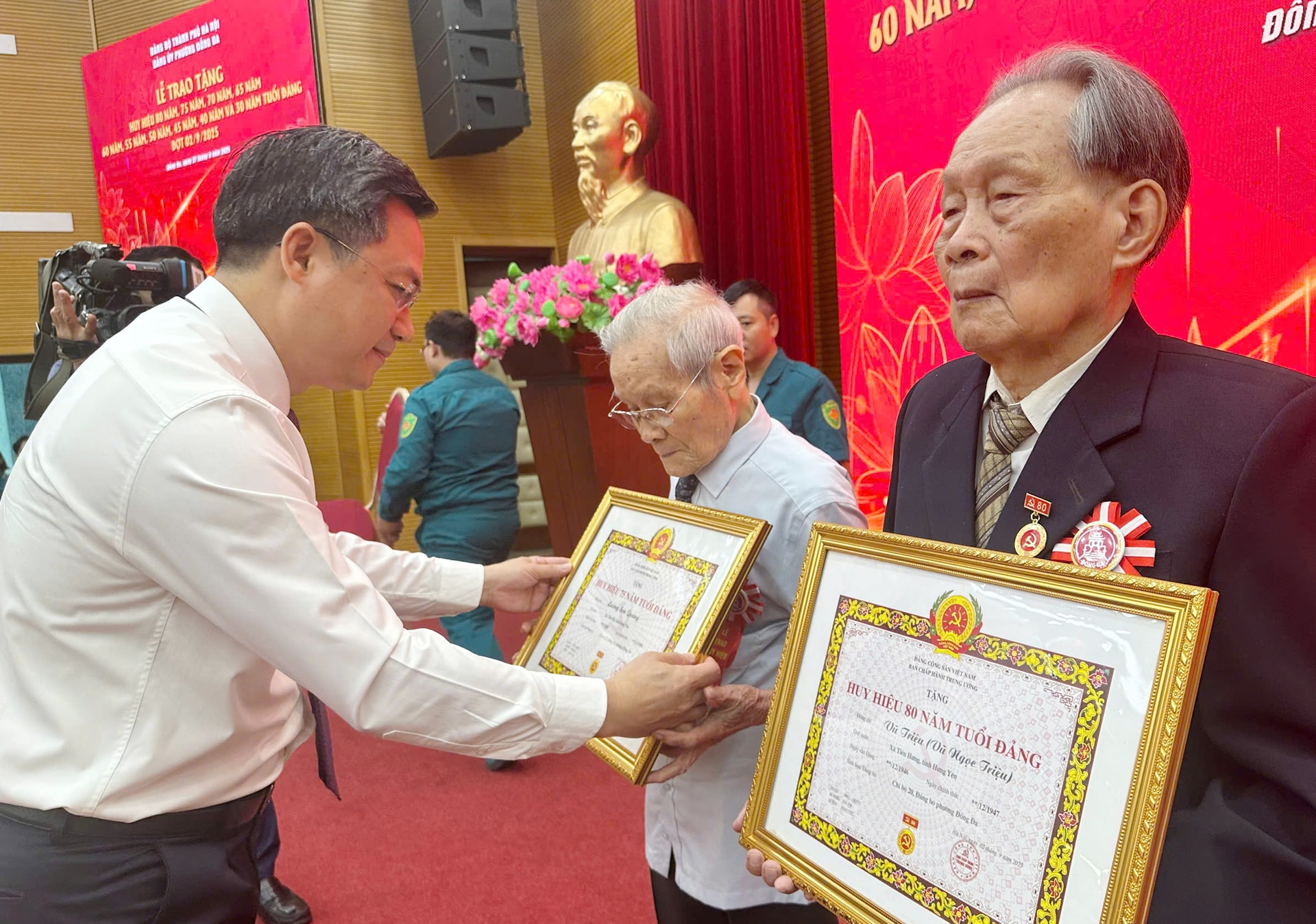 Phường Đống Đa có 190 đảng viên vinh dự nhận Huy hiệu Đảng- Ảnh 1.