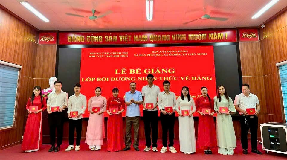 Bế giảng lớp Bồi dưỡng nhận thức về Đảng tháng 8 năm 2025.- Ảnh 1.